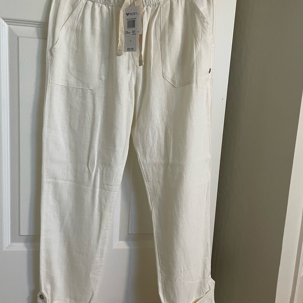 NWT!! Roxy Cream Cropped Pants with Lightweight Fabric and Relaxed Fit